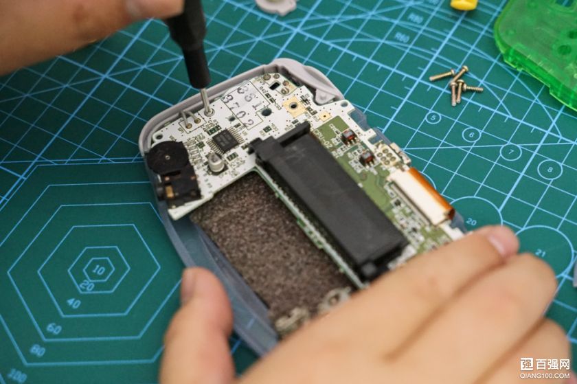 猫宅玩游戏有情怀有颜值,GBA更换缩小帽外壳 猫宅玩游戏有情怀有颜值,GBA更换缩小帽外壳