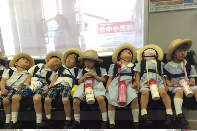 在日本的电车上，放学困成一排的小朋友。哈哈哈哈哈好萌啊！-1