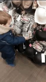 这位网友带他儿子去逛街，结果小家伙把bra全摸了一遍-1