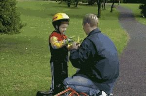 父亲教儿子骑车-1