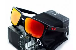 Oakley（奥克利）太阳镜怎么样呢？有什么特色？-1