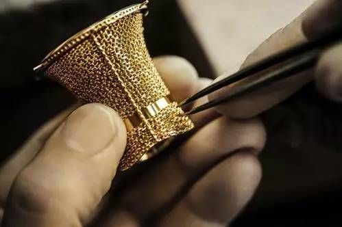 Dior香水瓶制造商Baccarat 1.64亿欧元被收购 买主为中国企业 Dior香水瓶制造商Baccarat 1.64亿欧元被收购 买主为中国企业