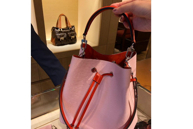 LV时尚包包好看吗？LV NEONOE粉色水桶包的价格？-1
