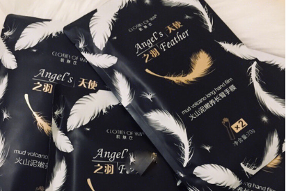 肌肤衣的长臂手膜足膜滋润吗？可以一边玩手机一边使用吗？