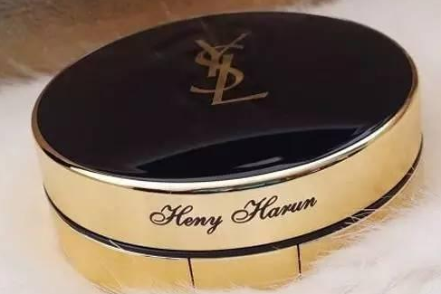 YSL羽毛气垫是自然雾面妆效吗？妆感轻薄吗？-1