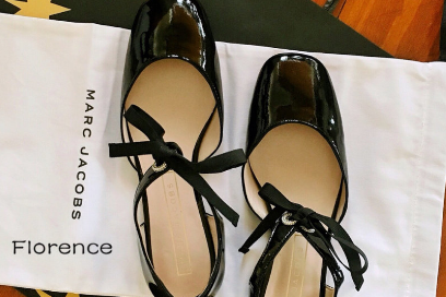 Marc Jacobs小黑皮鞋穿起来少女吗？搭裙子好看吗？-1