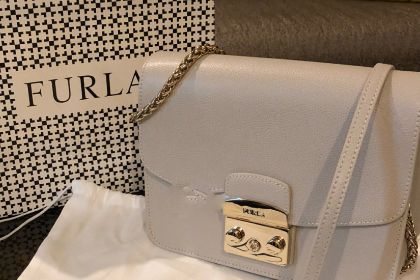 Furla Metropolis小号斜挎包质感如何？百搭吗？-1