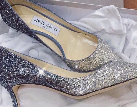 Jimmy Choo冰雪奇缘渐变蓝款式如何？好搭衣服吗？