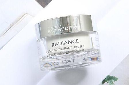 雅诗敦产品有激素吗？雅诗敦焕采素颜提亮霜好用吗？-1