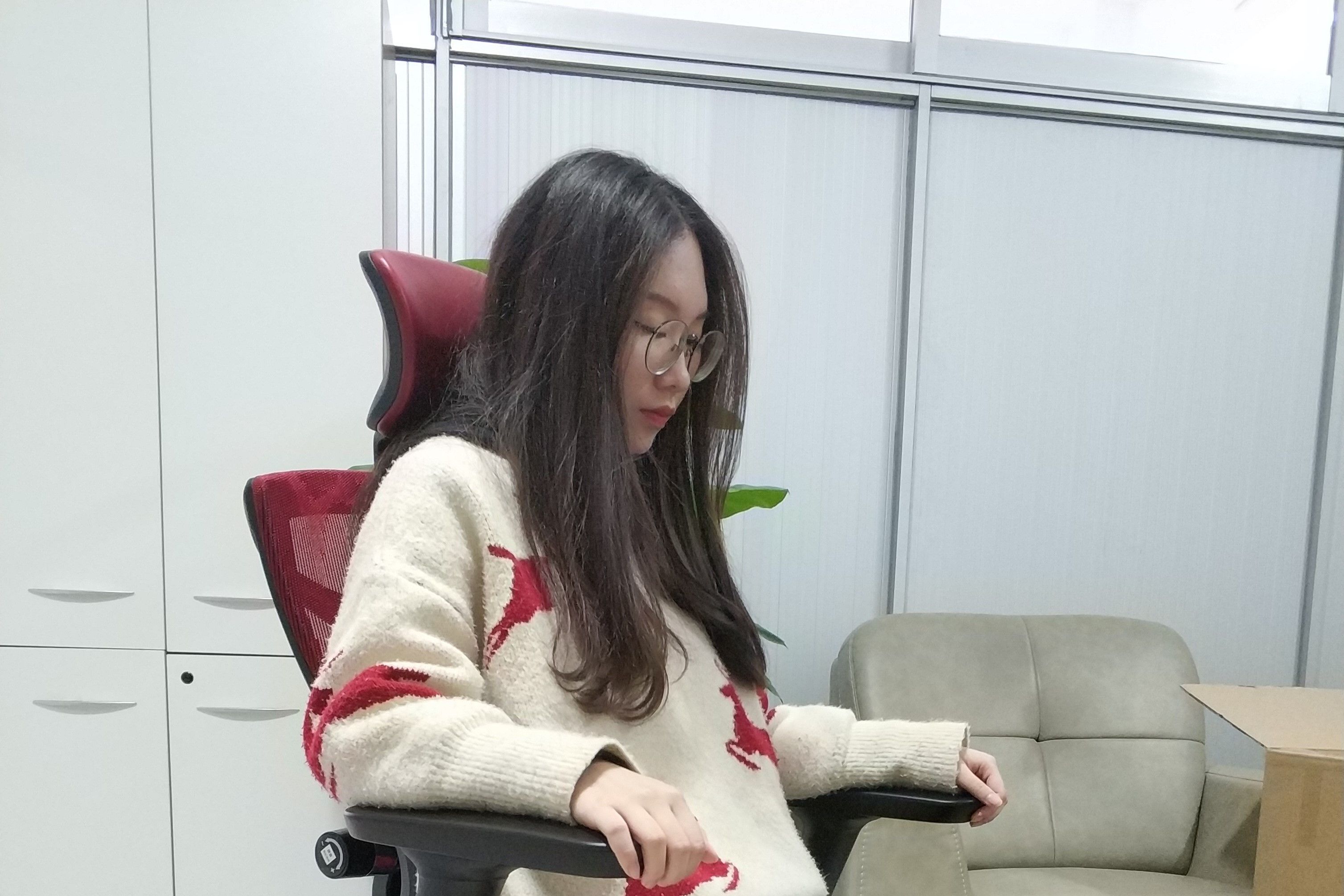 2000元内的椅子是否值得选？西昊人体工学椅V1开箱-3