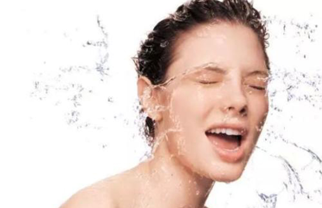 经常化妆的女生 千万不能忽视对肌肤的护理 经常化妆的女生 千万不能忽视对肌肤的护理