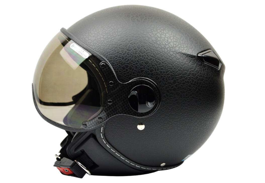 出门安全不能丢 骑行头盔要牢戴 出门安全不能丢 骑行头盔要牢戴