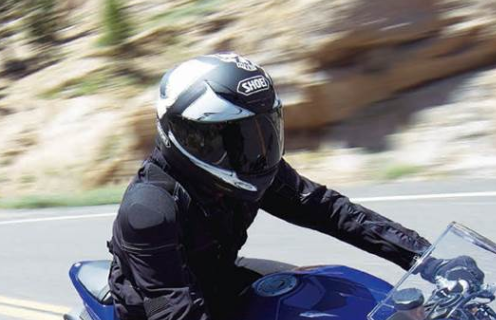 出门安全不能丢 骑行头盔要牢戴 出门安全不能丢 骑行头盔要牢戴