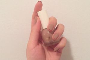 hm指甲油kalahari色号？上手显黑吗？-1