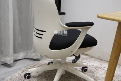 黑白调蛋壳椅造型像蛋壳吗？坐着舒服吗？-1