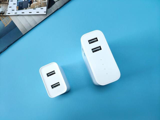 小米二合一移动电源,即是移动电源也是充电器,实属出行必备良 小米二合一移动电源,即是移动电源也是充电器,实属出行必备良