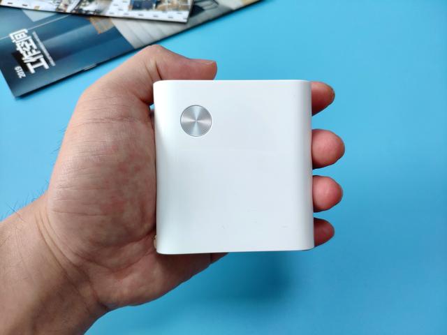 小米二合一移动电源,即是移动电源也是充电器,实属出行必备良 小米二合一移动电源,即是移动电源也是充电器,实属出行必备良