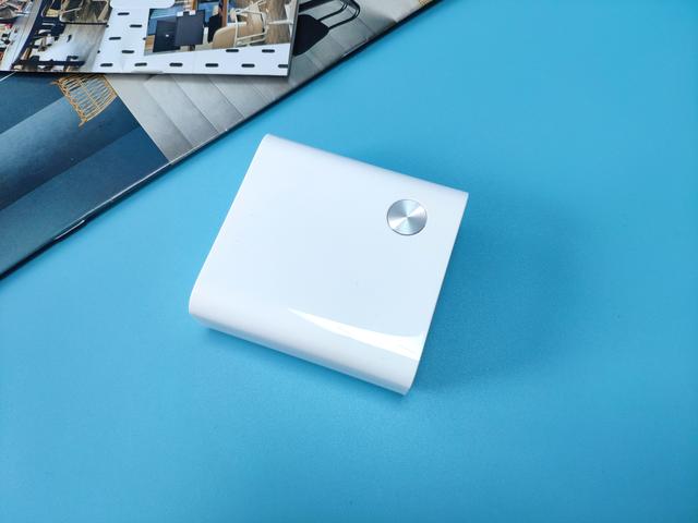 小米二合一移动电源,即是移动电源也是充电器,实属出行必备良 小米二合一移动电源,即是移动电源也是充电器,实属出行必备良