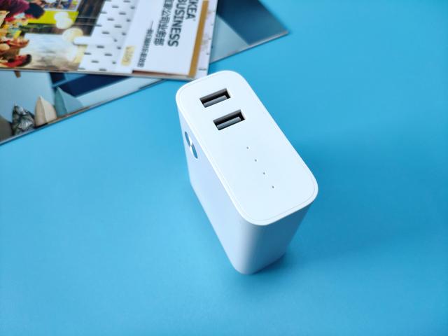 小米二合一移动电源,即是移动电源也是充电器,实属出行必备良 小米二合一移动电源,即是移动电源也是充电器,实属出行必备良