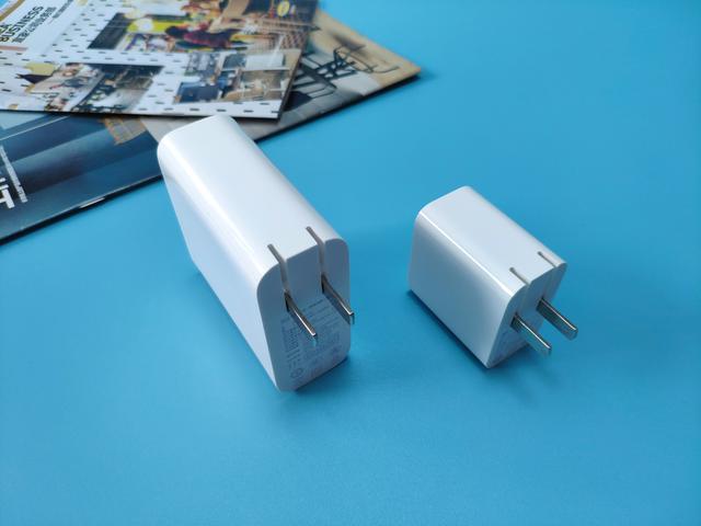 小米二合一移动电源,即是移动电源也是充电器,实属出行必备良 小米二合一移动电源,即是移动电源也是充电器,实属出行必备良