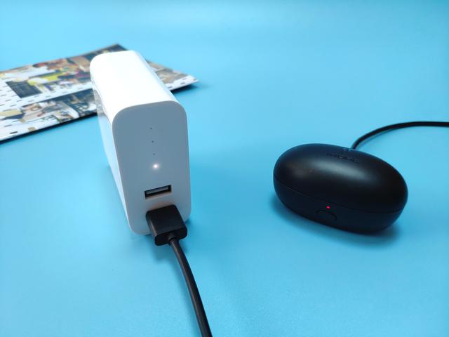 小米二合一移动电源,即是移动电源也是充电器,实属出行必备良 小米二合一移动电源,即是移动电源也是充电器,实属出行必备良