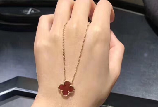 梵克雅宝红色四叶草项链多少钱？值得入吗？