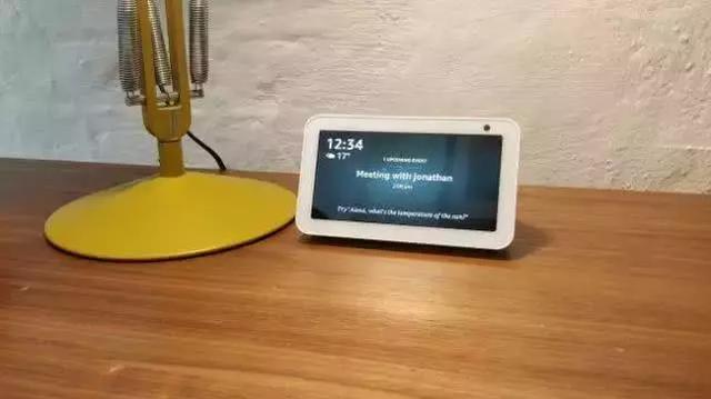Echo Show 5 对比联想智能时钟 哪款更适合你的卧室 Echo Show 5 对比联想智能时钟 哪款更适合你的卧室