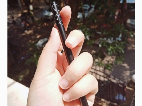 unny眼线胶笔色号？价格贵不贵？