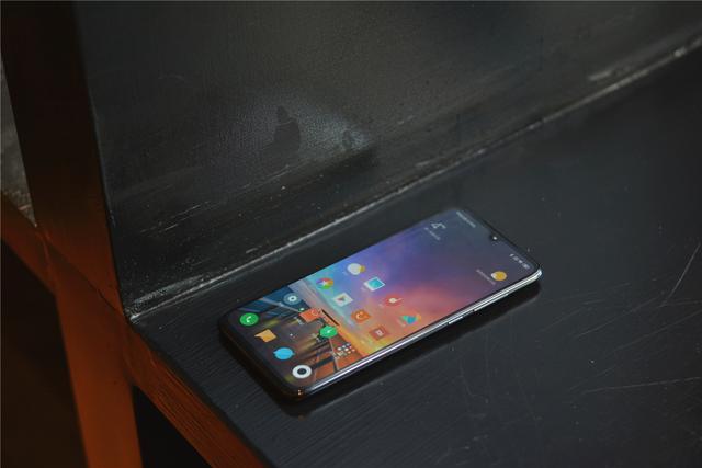 小米家两款手机摆在眼前:女朋友选择了小米9,而我选了它 小米家两款手机摆在眼前:女朋友选择了小米9,而我选了它