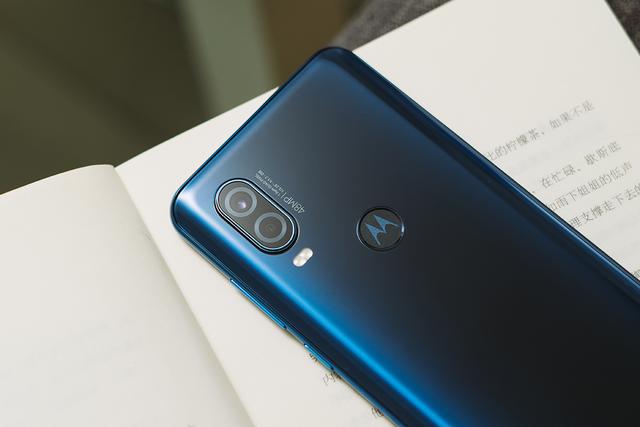 一块屏幕撑起半边天,看摩托罗拉P50如何找回自信 一块屏幕撑起半边天,看摩托罗拉P50如何找回自信