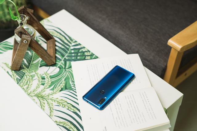 一块屏幕撑起半边天,看摩托罗拉P50如何找回自信 一块屏幕撑起半边天,看摩托罗拉P50如何找回自信