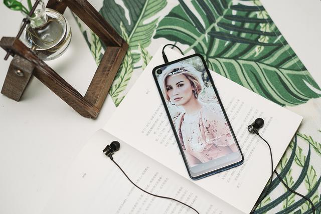 一块屏幕撑起半边天,看摩托罗拉P50如何找回自信 一块屏幕撑起半边天,看摩托罗拉P50如何找回自信