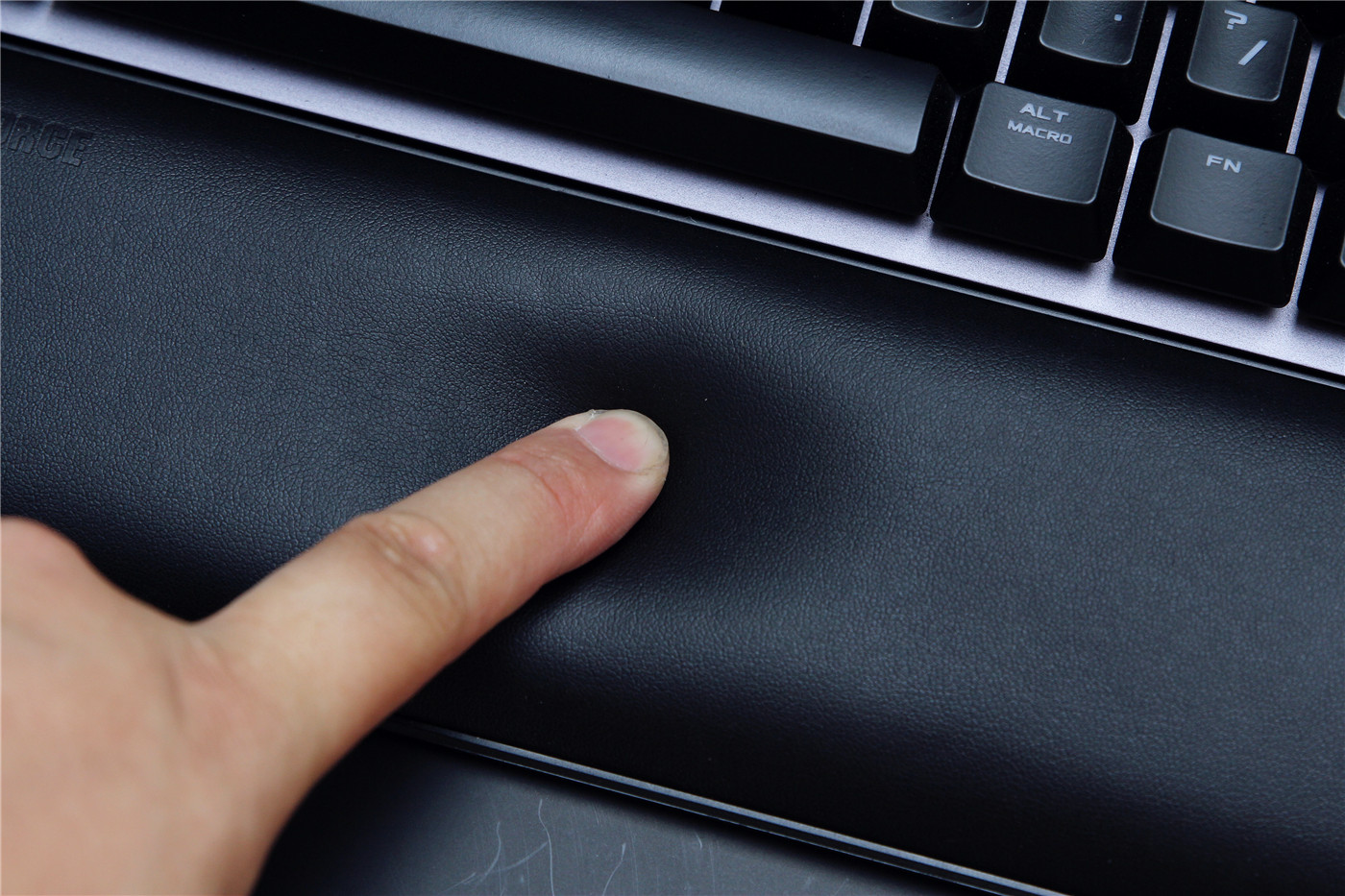 可在泥浆里翻滚的特工,华硕TUF GAMING K7光轴电竞键盘评测 可在泥浆里翻滚的特工,华硕TUF GAMING K7光轴电竞键盘评测