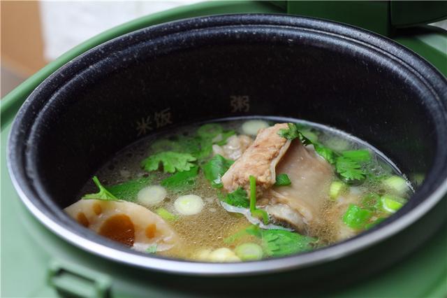 炖一锅莲藕玉米排骨汤,一个人的生活也可以丰富多彩 炖一锅莲藕玉米排骨汤,一个人的生活也可以丰富多彩