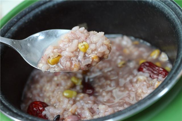 炖一锅莲藕玉米排骨汤,一个人的生活也可以丰富多彩 炖一锅莲藕玉米排骨汤,一个人的生活也可以丰富多彩