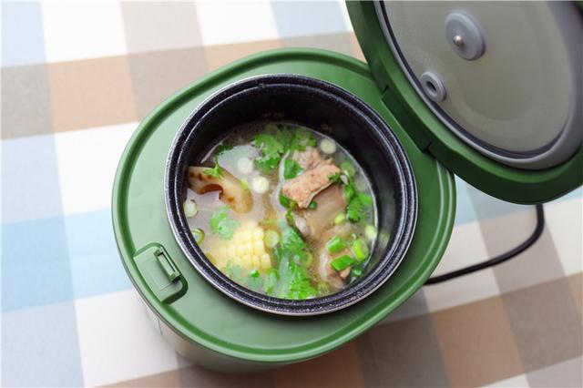 炖一锅莲藕玉米排骨汤,一个人的生活也可以丰富多彩 炖一锅莲藕玉米排骨汤,一个人的生活也可以丰富多彩