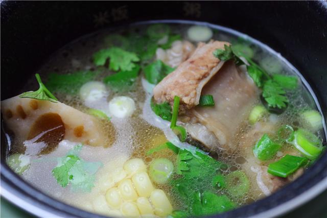 炖一锅莲藕玉米排骨汤,一个人的生活也可以丰富多彩 炖一锅莲藕玉米排骨汤,一个人的生活也可以丰富多彩