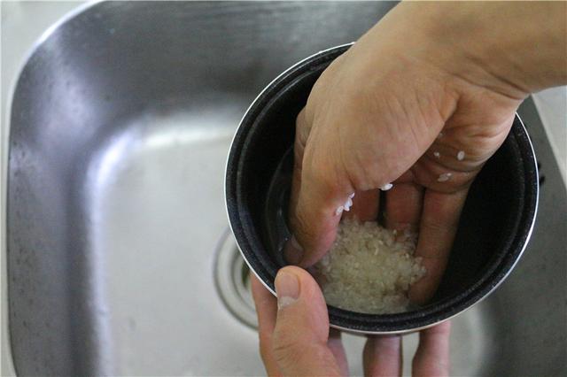 炖一锅莲藕玉米排骨汤,一个人的生活也可以丰富多彩 炖一锅莲藕玉米排骨汤,一个人的生活也可以丰富多彩