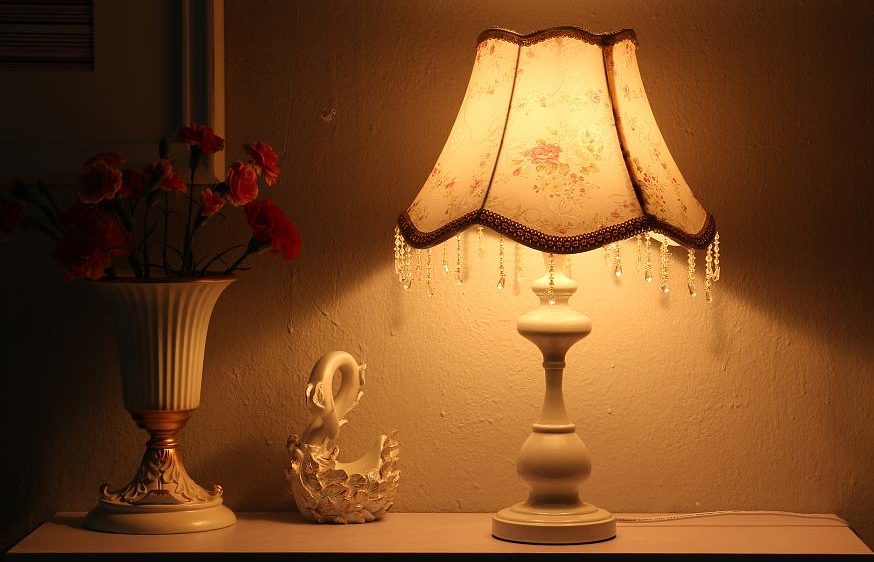 台灯如何挑选 台灯怎么放不伤眼睛 台灯如何挑选 台灯怎么放不伤眼睛