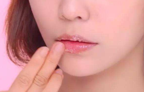 唇膜百科知识:唇膜和唇膏有什么不同 唇膜百科知识:唇膜和唇膏有什么不同