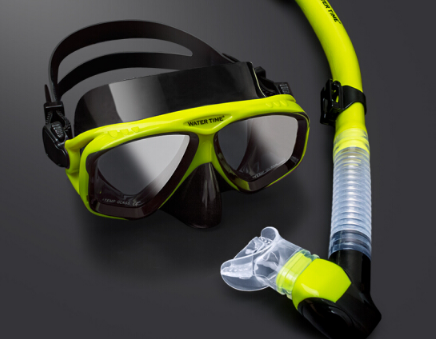 潜水镜如何选择 潜水镜和游泳镜有什么不同 潜水镜如何选择 潜水镜和游泳镜有什么不同