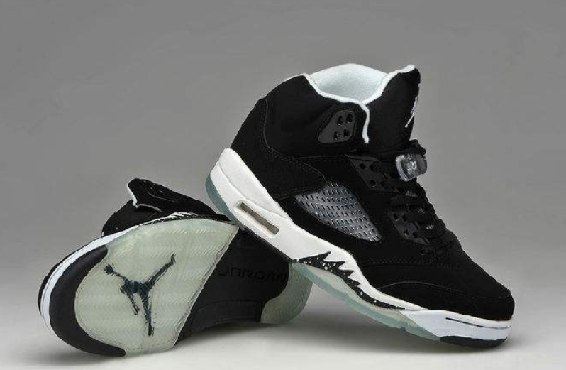 想要轻松起跳 一双篮球鞋少不了 想要轻松起跳 一双篮球鞋少不了