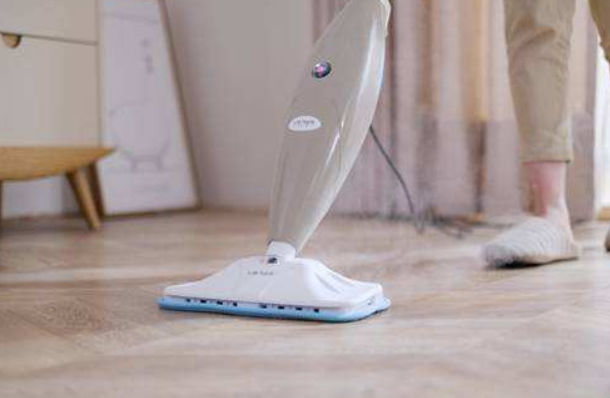 地板有油污怎么办?蒸汽拖把帮你轻松搞定 地板有油污怎么办?蒸汽拖把帮你轻松搞定