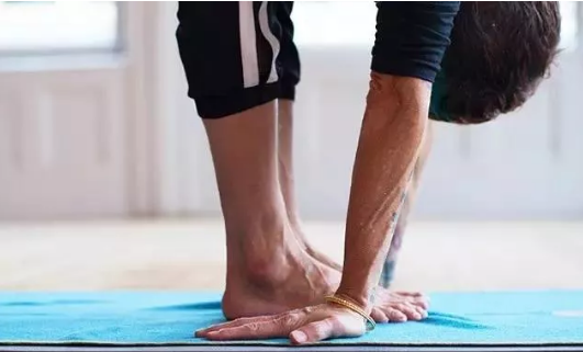 夏天为什么要瑜伽铺巾 瑜伽铺巾的作用是什么 夏天为什么要瑜伽铺巾 瑜伽铺巾的作用是什么