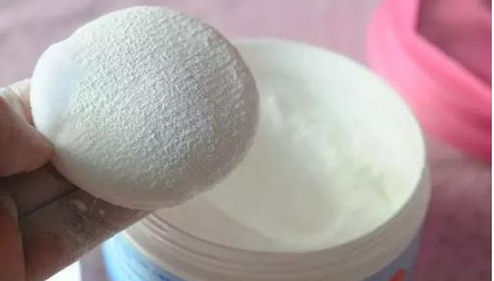 痱子粉有什么作用?痱子粉与爽身粉的区别? 痱子粉有什么作用?痱子粉与爽身粉的区别?