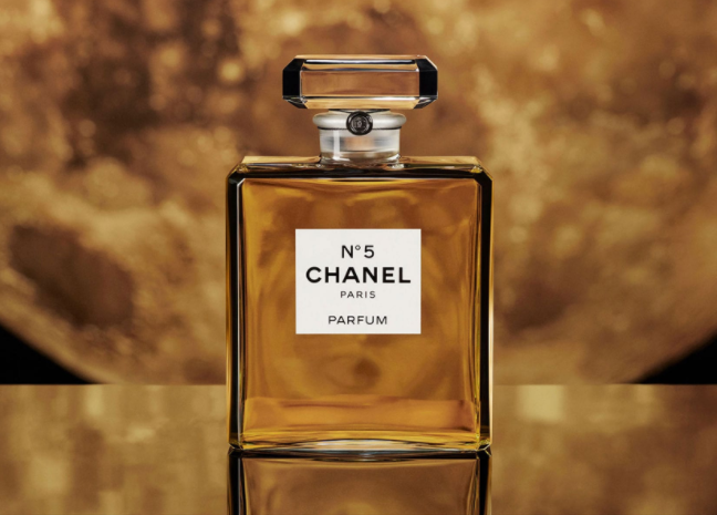 为庆祝 CHANEL N°5 香水 100周年，品牌以「5」为灵感打造全新珠宝系列